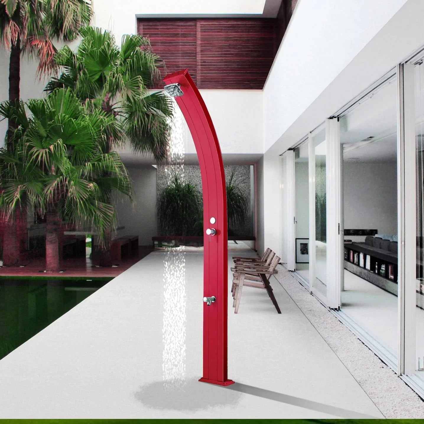 Doccia solare rossa da esterno per piscina e giardino, design moderno in ambiente elegante