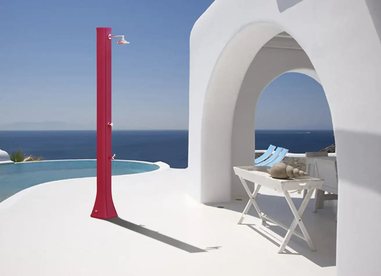 Doccia solare rossa elegante a bordo piscina con vista mare, atmosfera rilassante ed estiva