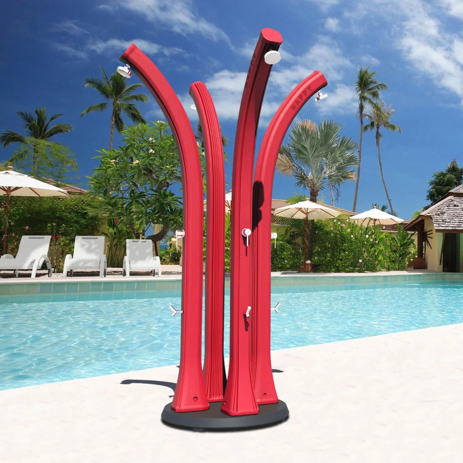 Doccia solare rossa design moderno a bordo piscina all'aperto con palme e sdraio