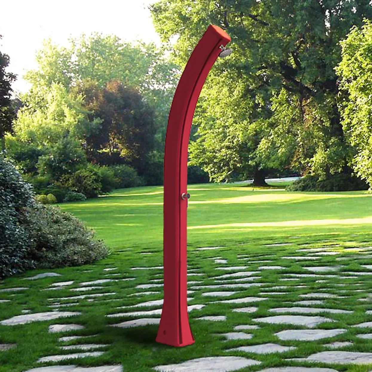 Doccia solare da giardino rossa dal design moderno su prato verde con vialetto.