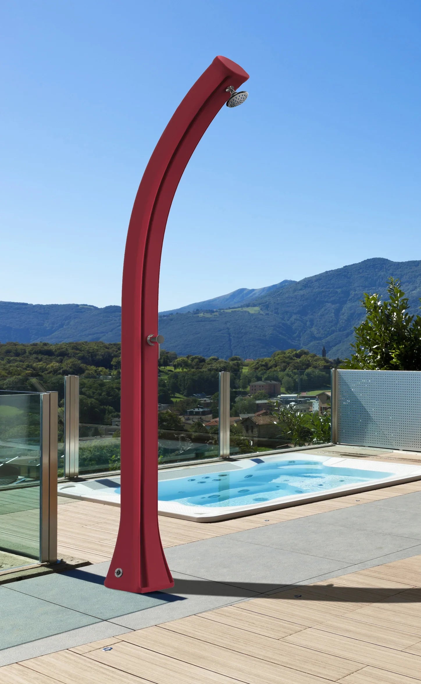 Doccia solare da esterno rossa vicino a piscina con vista panoramica sulle montagne