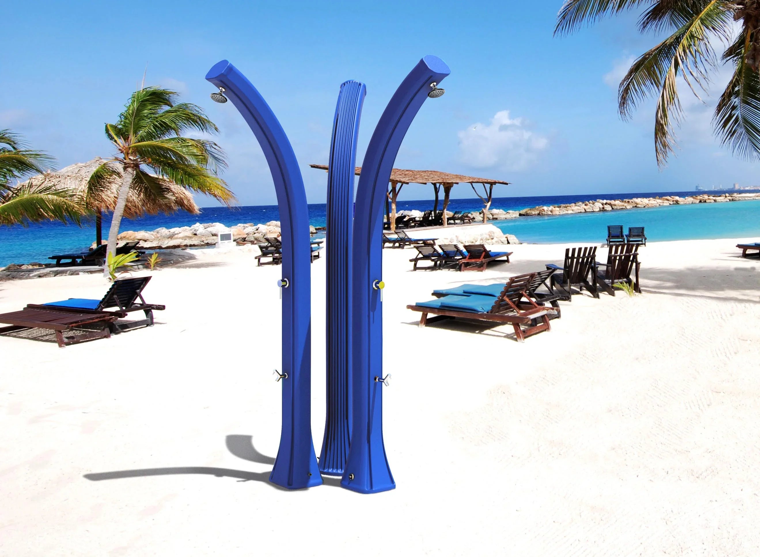 Doccia solare blu per esterni su spiaggia, ideale per piscina e giardino