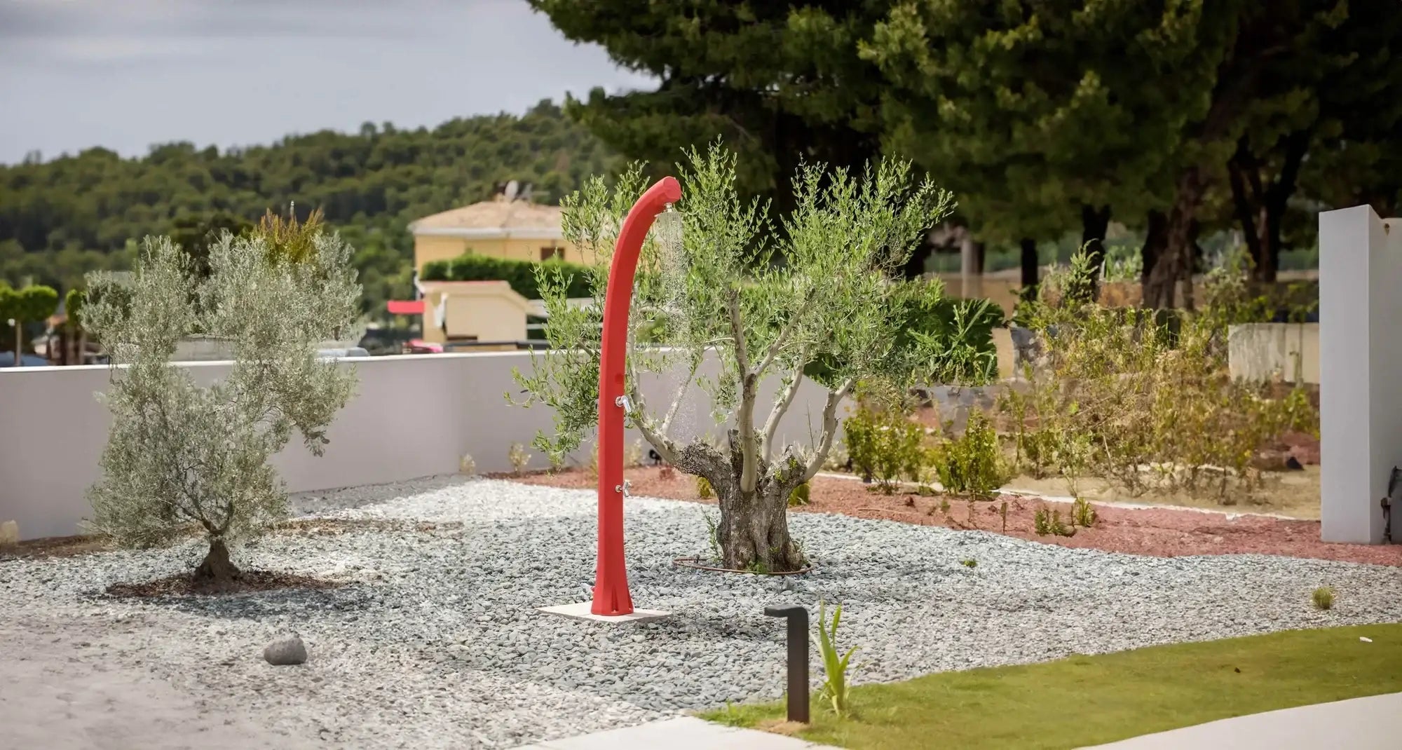 Doccia solare da bordo piscina e giardino modello New Happy H220 Arkema Design in polietilene capacità serbatoio 26 litri