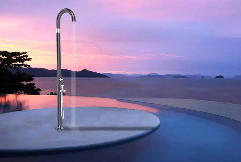 Doccia tradizionale da bordo piscina e giardino modello Funny Yin T145 Arkema Design in polietilene