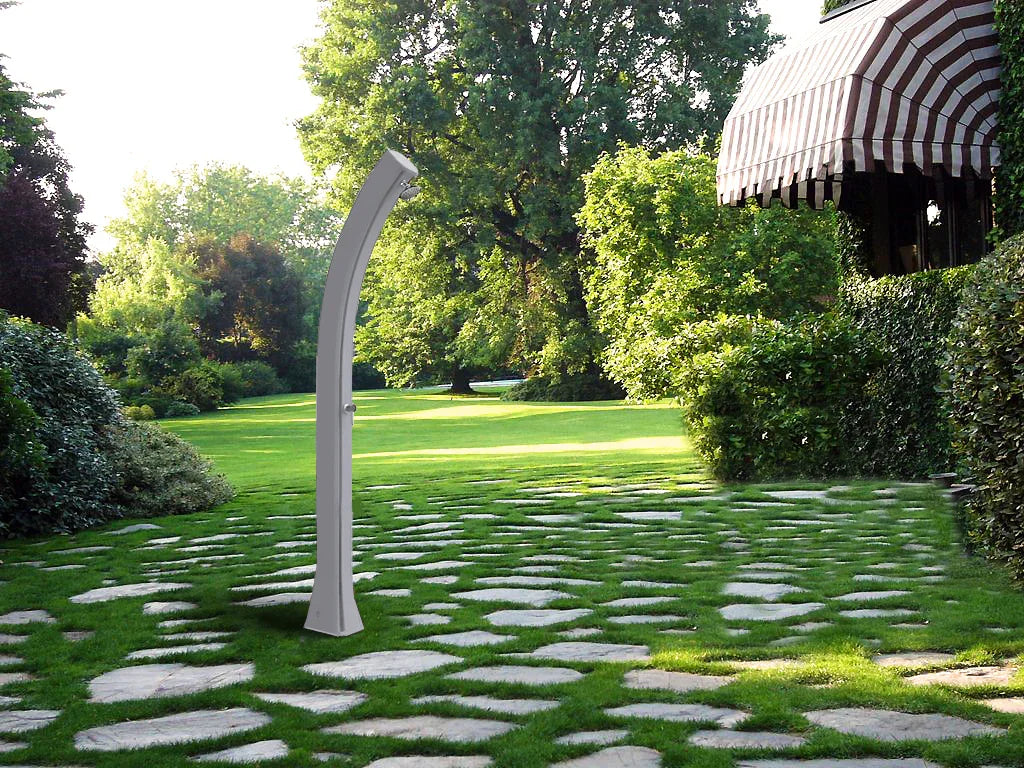 Doccia solare da esterno su prato in giardino, ideale per piscina e spazi verdi