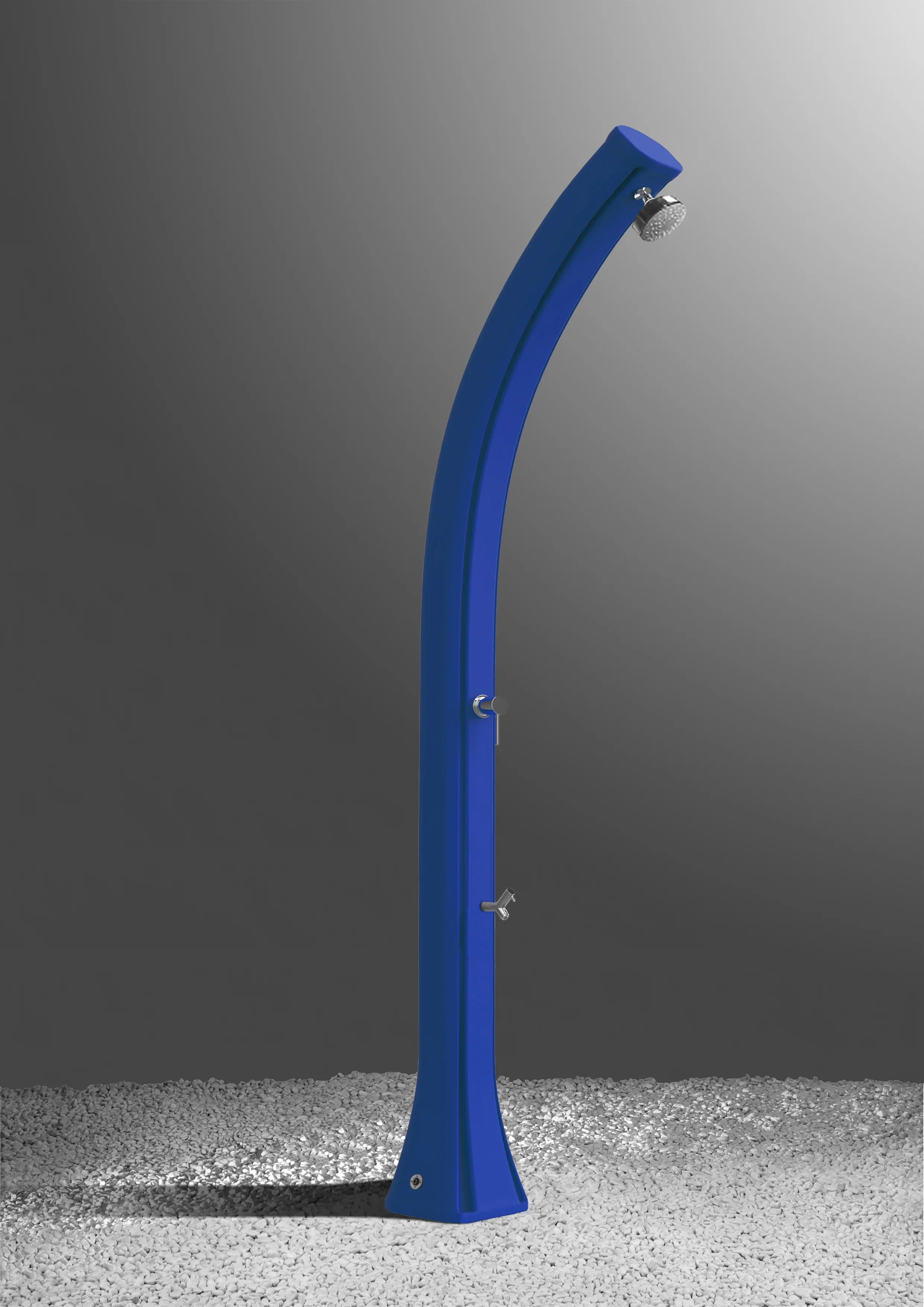 Doccia solare da esterno blu curva per piscina e giardino su sfondo grigio