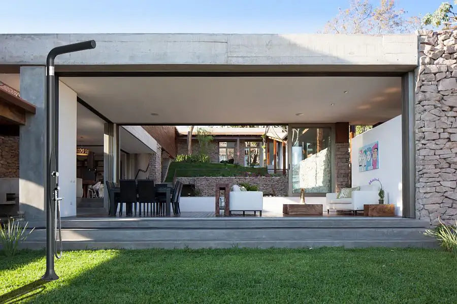 Doccia tradizionale da bordo piscina e giardino modello Funny Yang T245 Arkema Design in polietilene