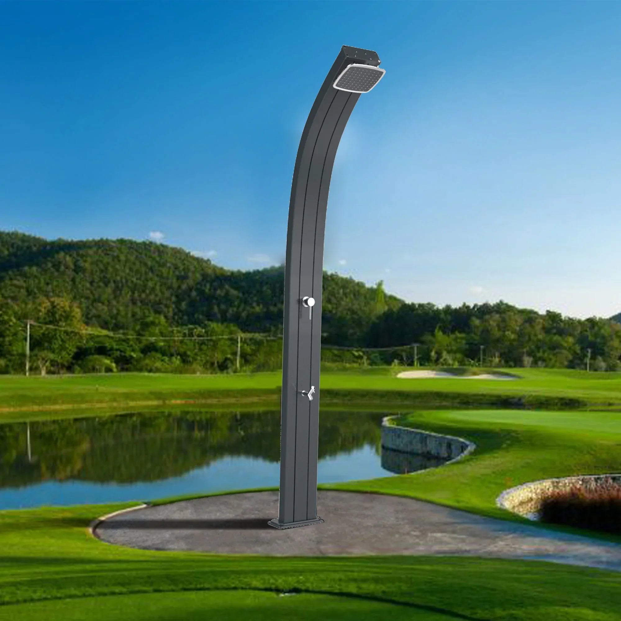 Doccia solare da giardino moderna su prato vicino a lago, ideale per piscina e outdoor