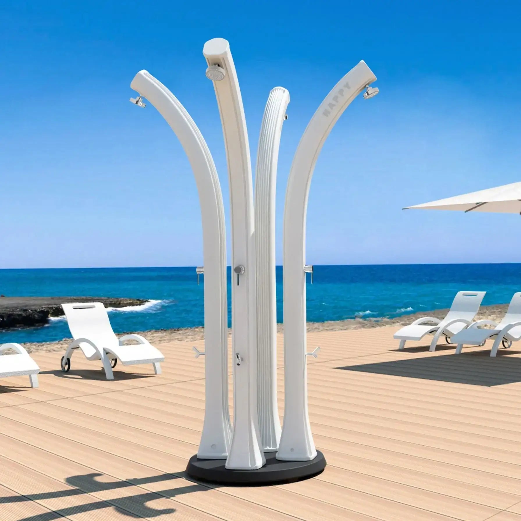 Doccia solare da esterno moderna su terrazza vista mare, ideale per piscina o giardino