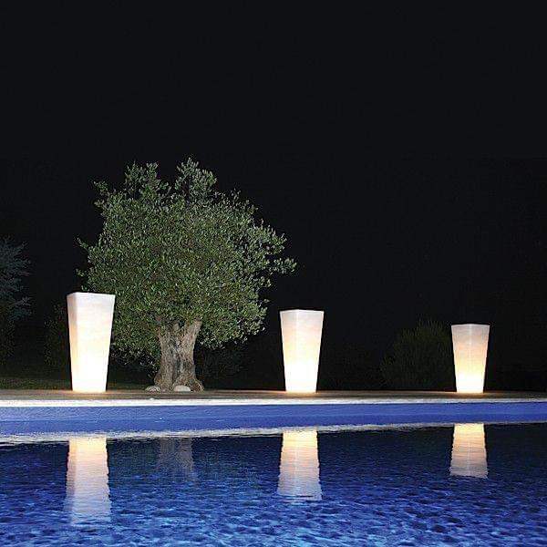 Vasi luminosi da esterno vicino piscina e albero, illuminazione notturna decorativa giardino