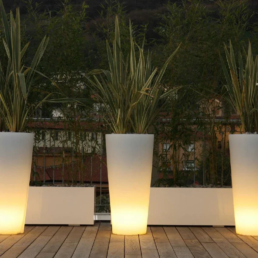 Vaso per piante luminoso LED da esterno su terrazzo con piante ornamentali