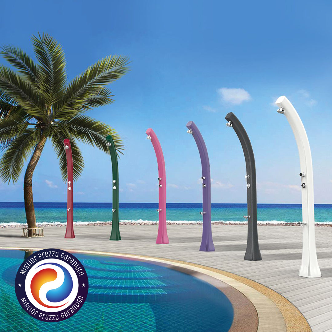 Docce solari colorate per piscina su terrazza in riva al mare, con palma e cielo azzurro