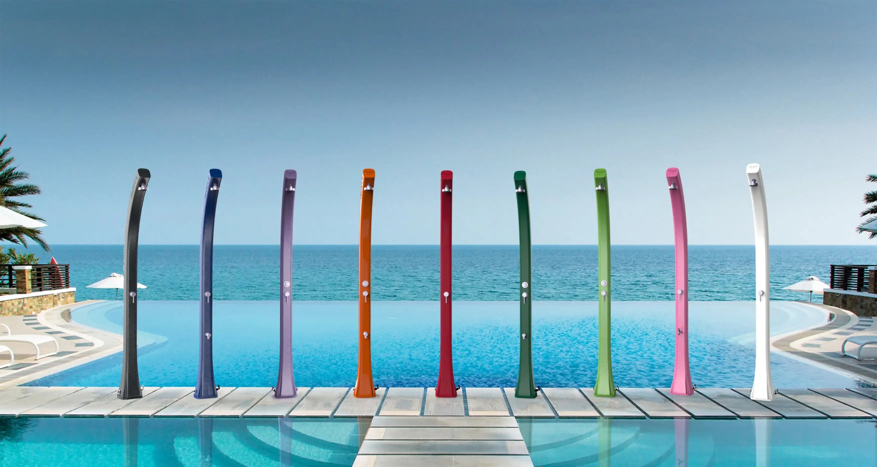Docce solari colorate per piscina con vista mare, design italiano e acqua calda gratis